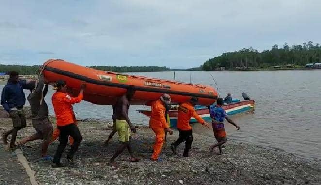 Tim SAR menggunakan fiebr mencari korban hilang di Migiwiya dan Puriri