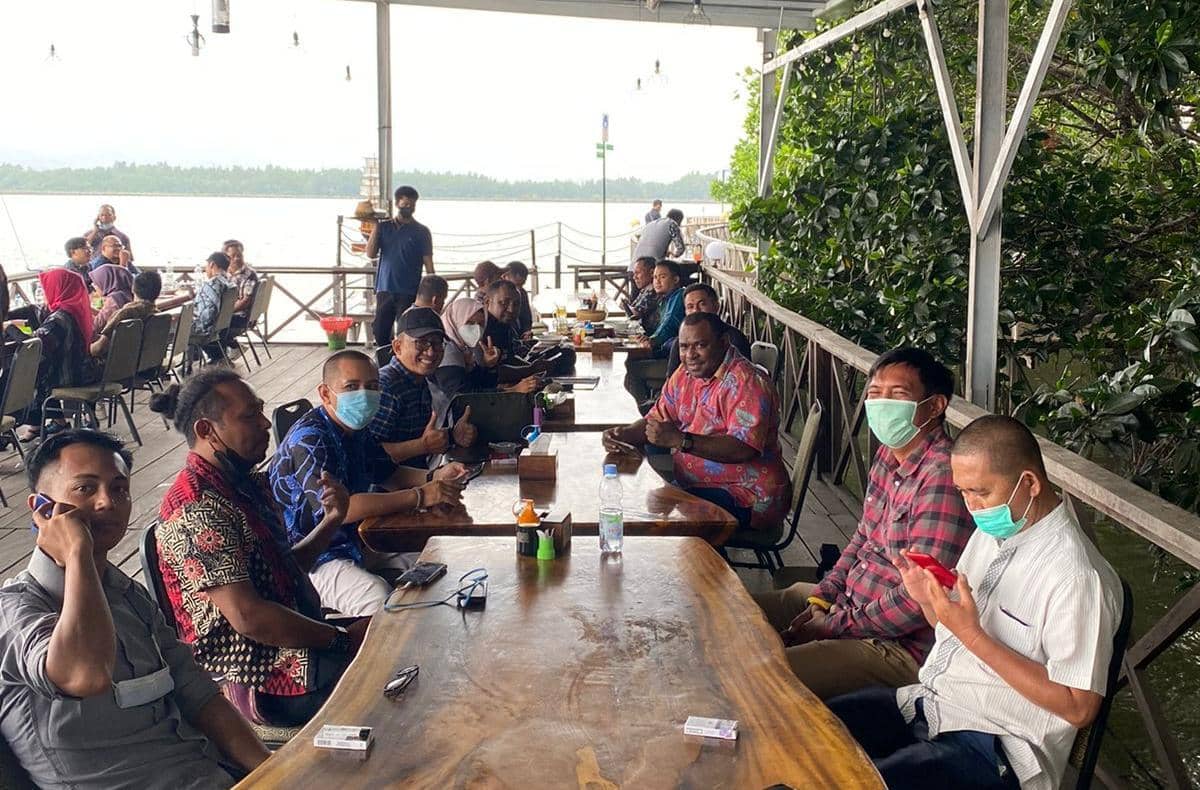 Supertenden Corpcom PTFI, Karel Luntungan bersama awak media sedang makan bersama di Warung Bakau, Kendari