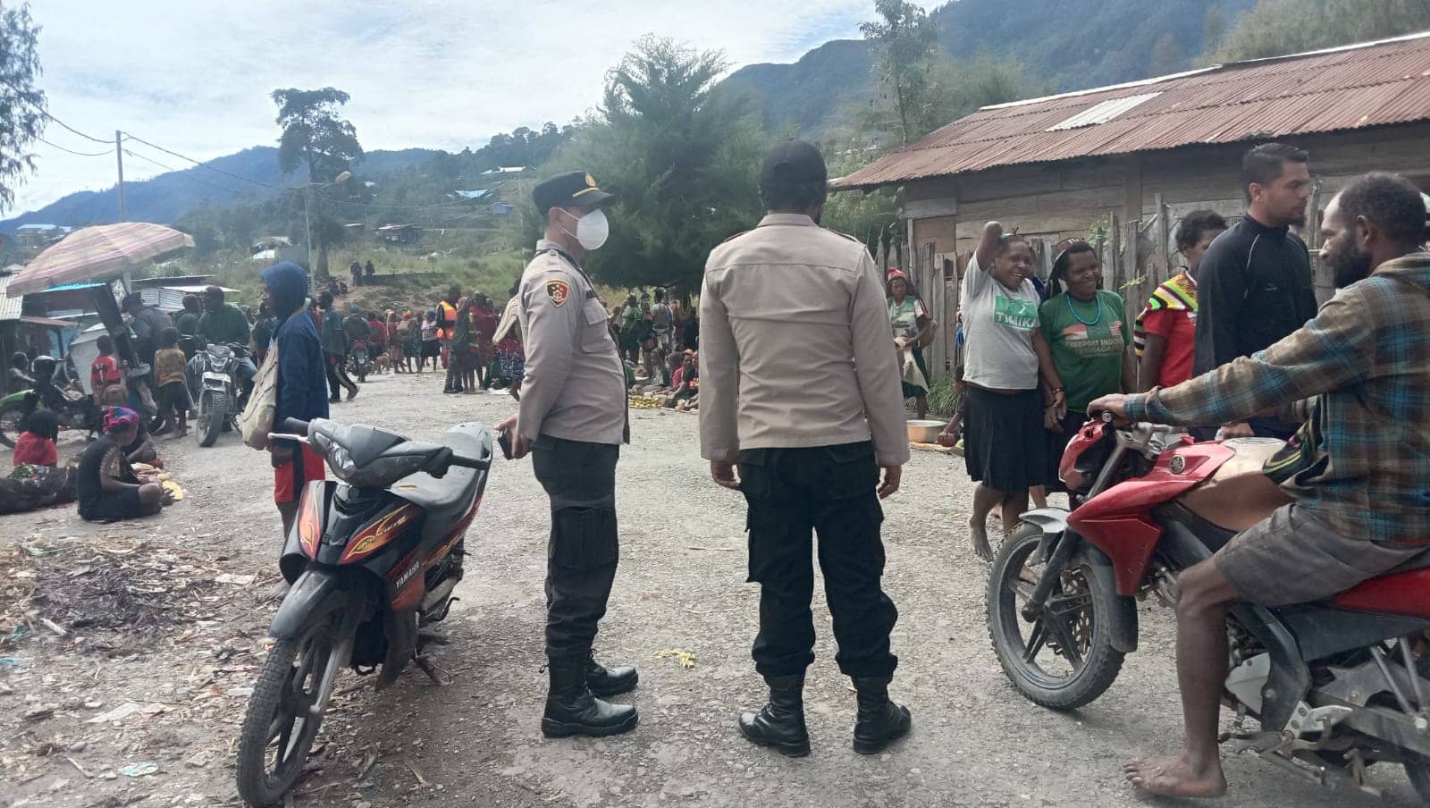 Foto: HSB Kapolres AKBP Sandi Sultan bersama anggotanya saat meninjau aktifitas masyarakat di Pasar Intan Jaya.