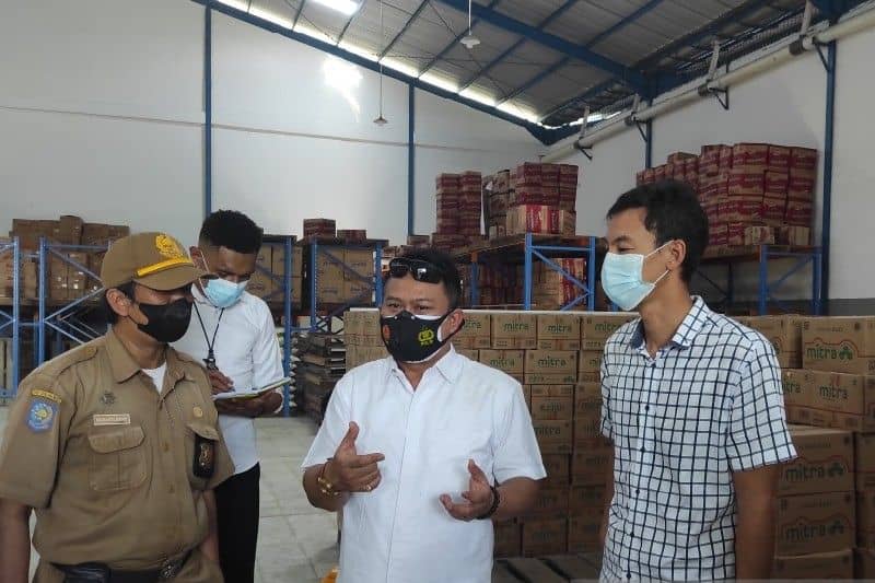 Dirkrimsus Polda Papua Kombes Rico Taruna (tengah) saat mendengarkan penjelasan dari salah satu distributor minyak goreng terkait persediaan minyak goreng di Jayapura, Selasa (15/3).