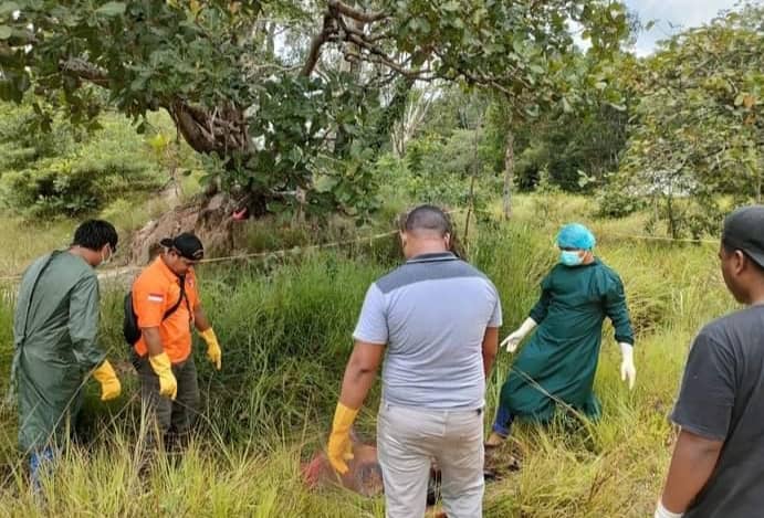 Satreskrim Polres Merauke saat melakukan olah tempat kejadian perkara (TKP) di Jalan Trans Papua Kilometer 34,4.