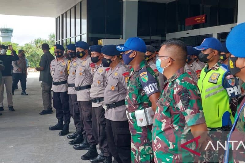Kabag Ops Polres Mimika, Komisaris Polisi Dionisius VD Paron Helan, memberikan arahan kepada anggota TNI dan Polri yang bertugas mengevakuasi jenazah korban penembakan oleh KKB saat tiba di Bandara Mozes Kilangin Timika, Senin (7/3/2022).