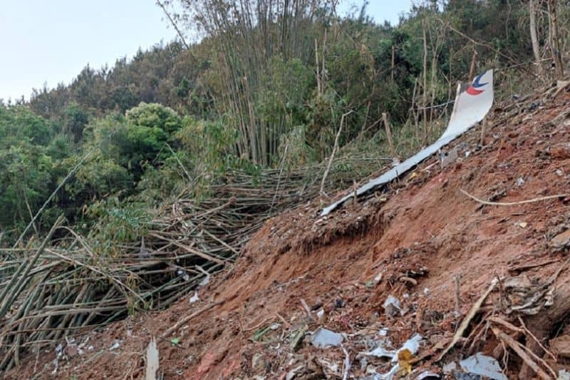 Puing sayap pesawat Boeing 737-800 milik maskapai China Eastern Airlines yang jatuh di perbukitan Tengxian, Daerah Otonomi Guangxi, China, pada Senin (21/3/2022).