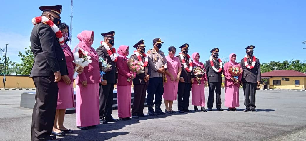 Foto bersama Kapolres dan 6 Perwira serta Satu Bintara Polres Mimika yang memasuki masa pensiun