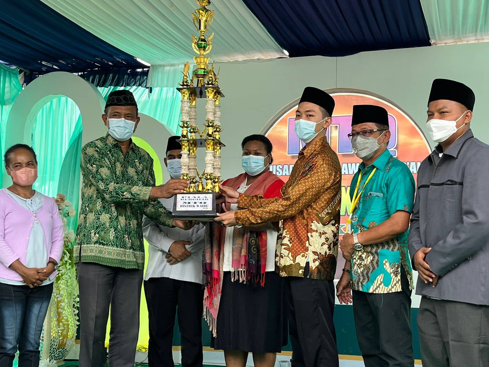 Penyerahan piala kepada juara umum MTQ ke XXIX Tingkat Distrik Waibu.