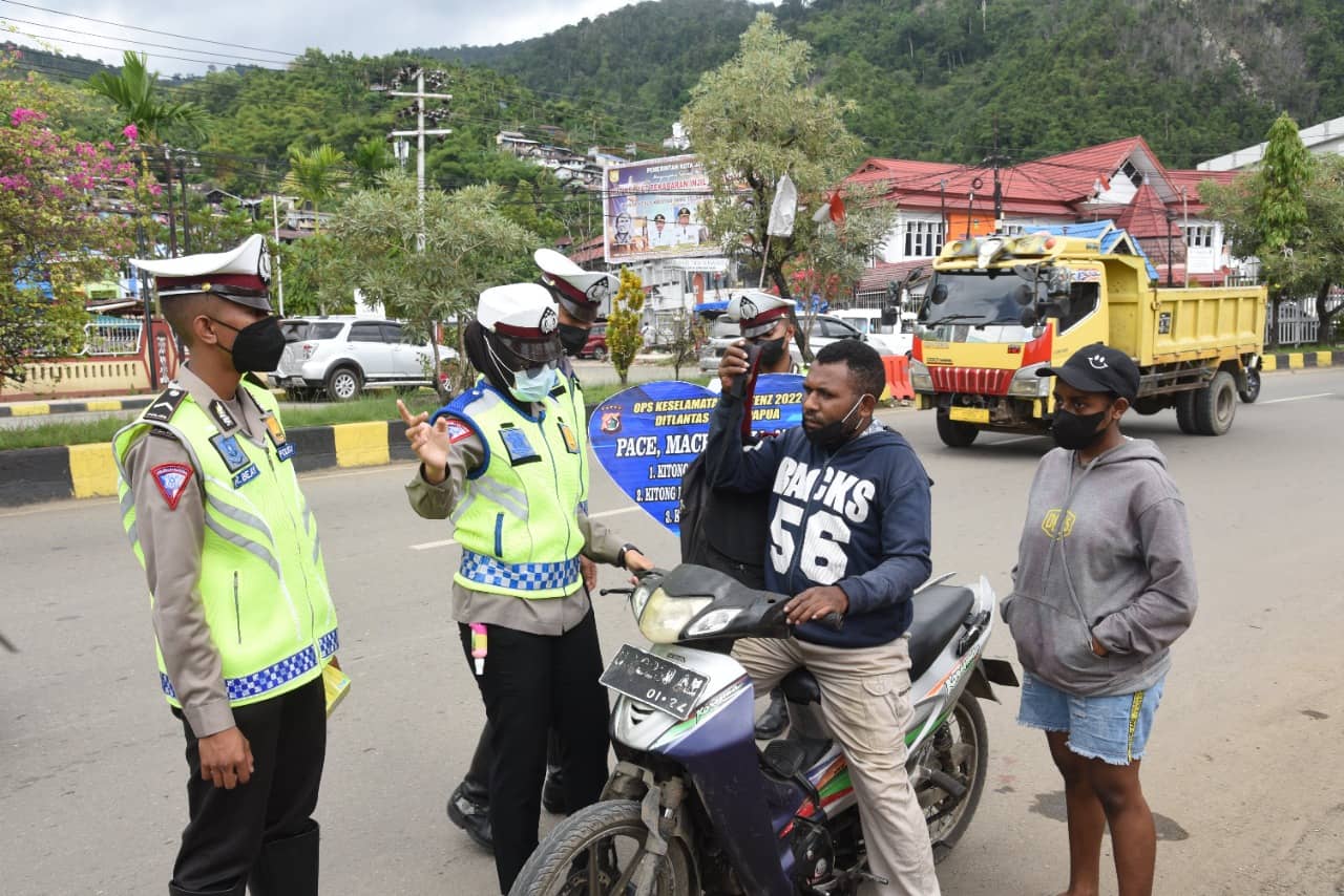 Personel Polda Papua saat memberikan himbauan pada pengendara.