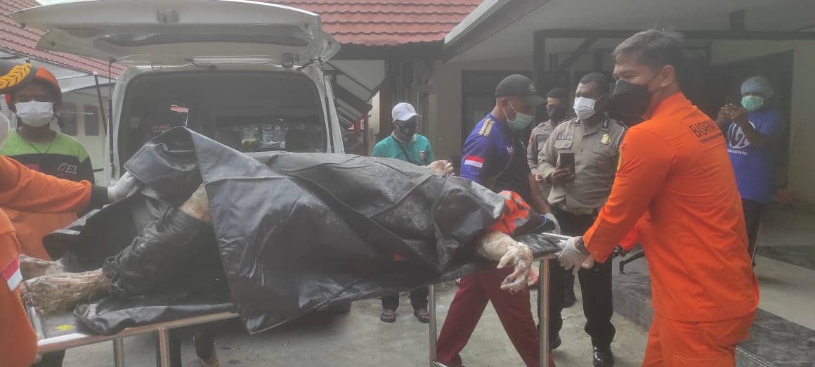 Jenazah korban saat dievakuasi
