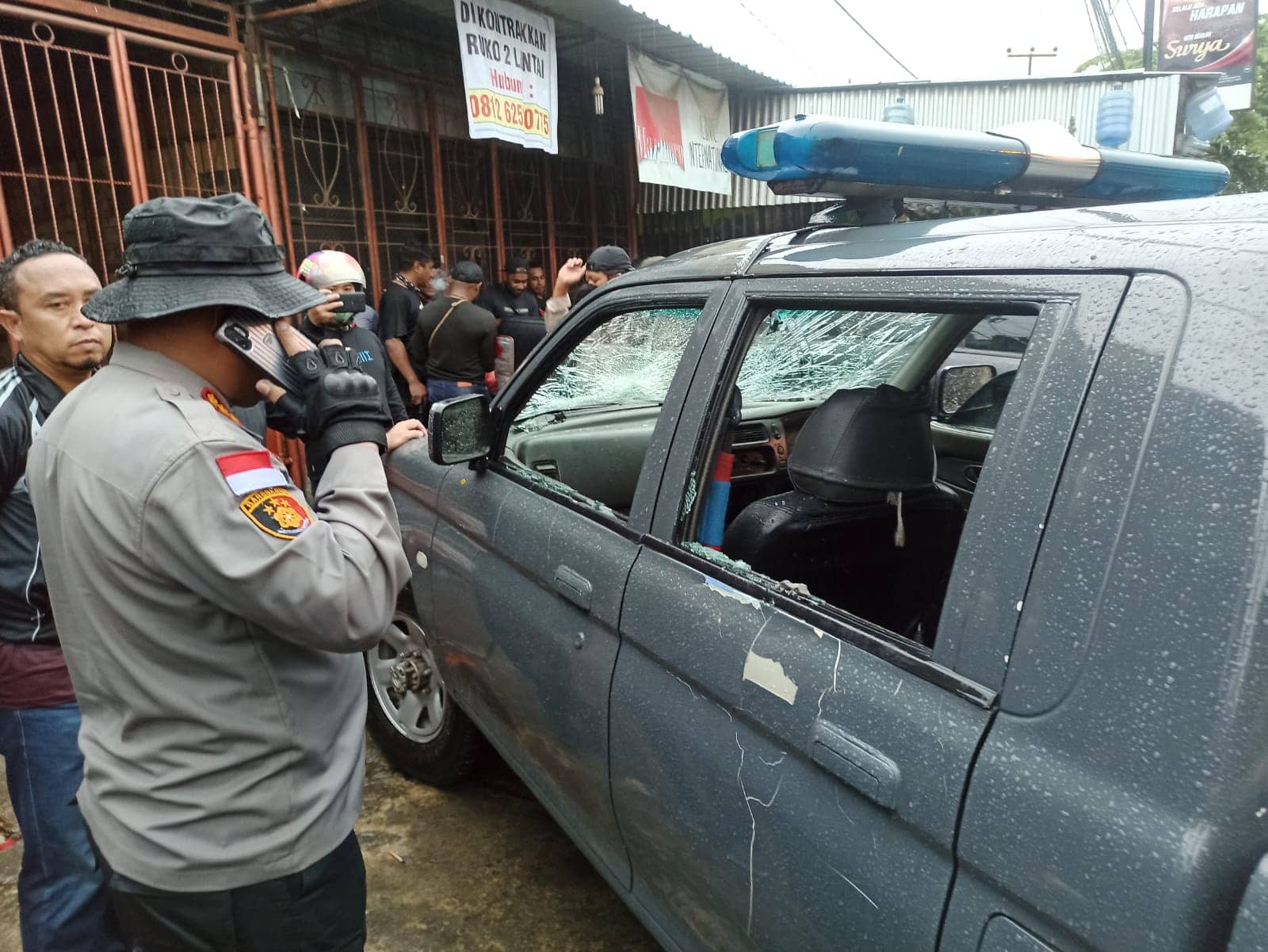 Mobil polisi yang dirusak massa pendemo.