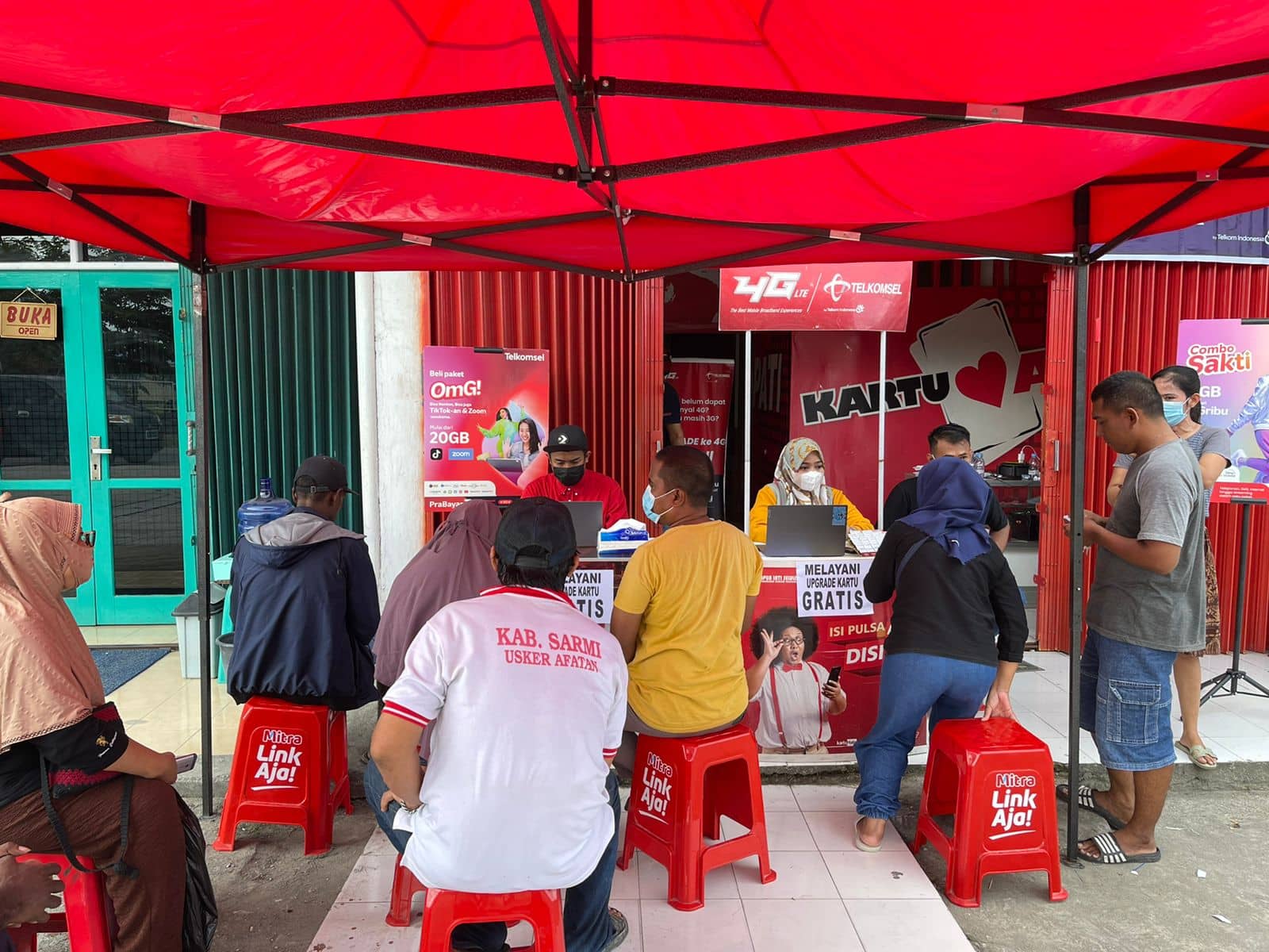 Caption, tampak masyarakat saat melakukan pergantian kartu di kantor Telkomsel Authorized Partner yang dapat dikunjungi untuk melakukan upgrade ke kartu uSIM 4G di wilayah Kabupaten Jayapura, Sarmi, dan Biak Numfor: