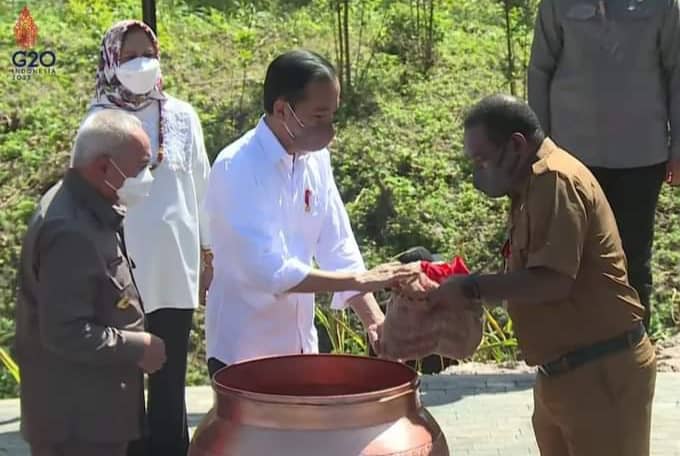Asisten Bidang Administrasi Umum Setda Papua Bapak Y. Derek Hagemur, SH, MH saat Menyerahkan Air dan Tanah dari Bumi Cenderawasih kepada Presiden Joko Widodo.
