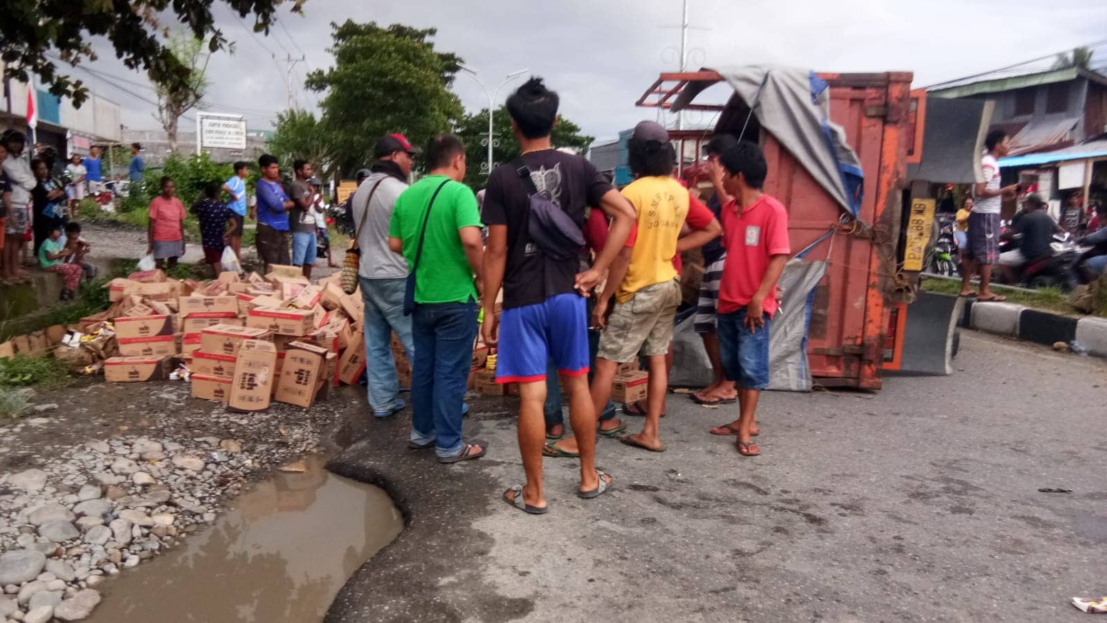 Truk terbalik di Nawaripi