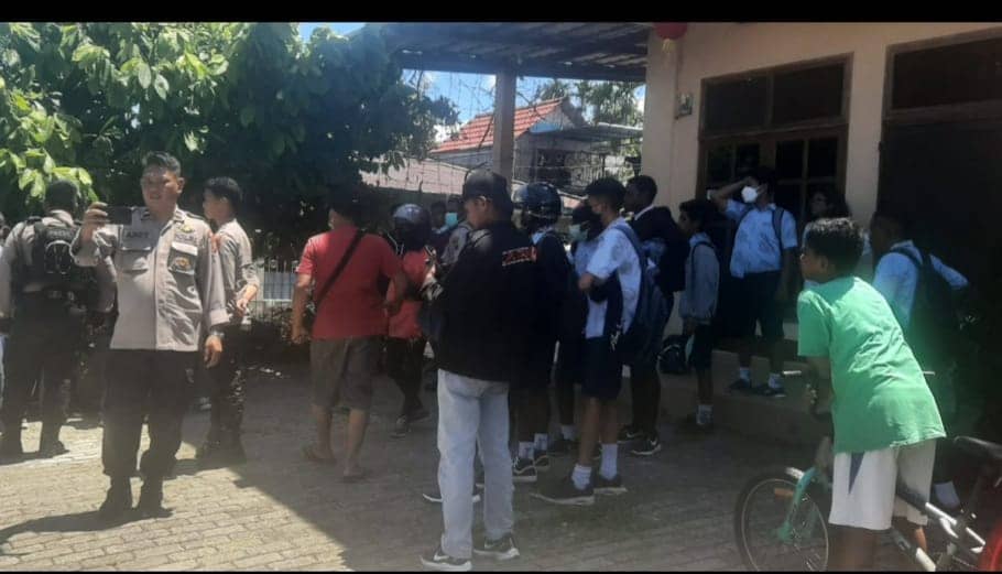 Polisi saat mengamankan situasi.
