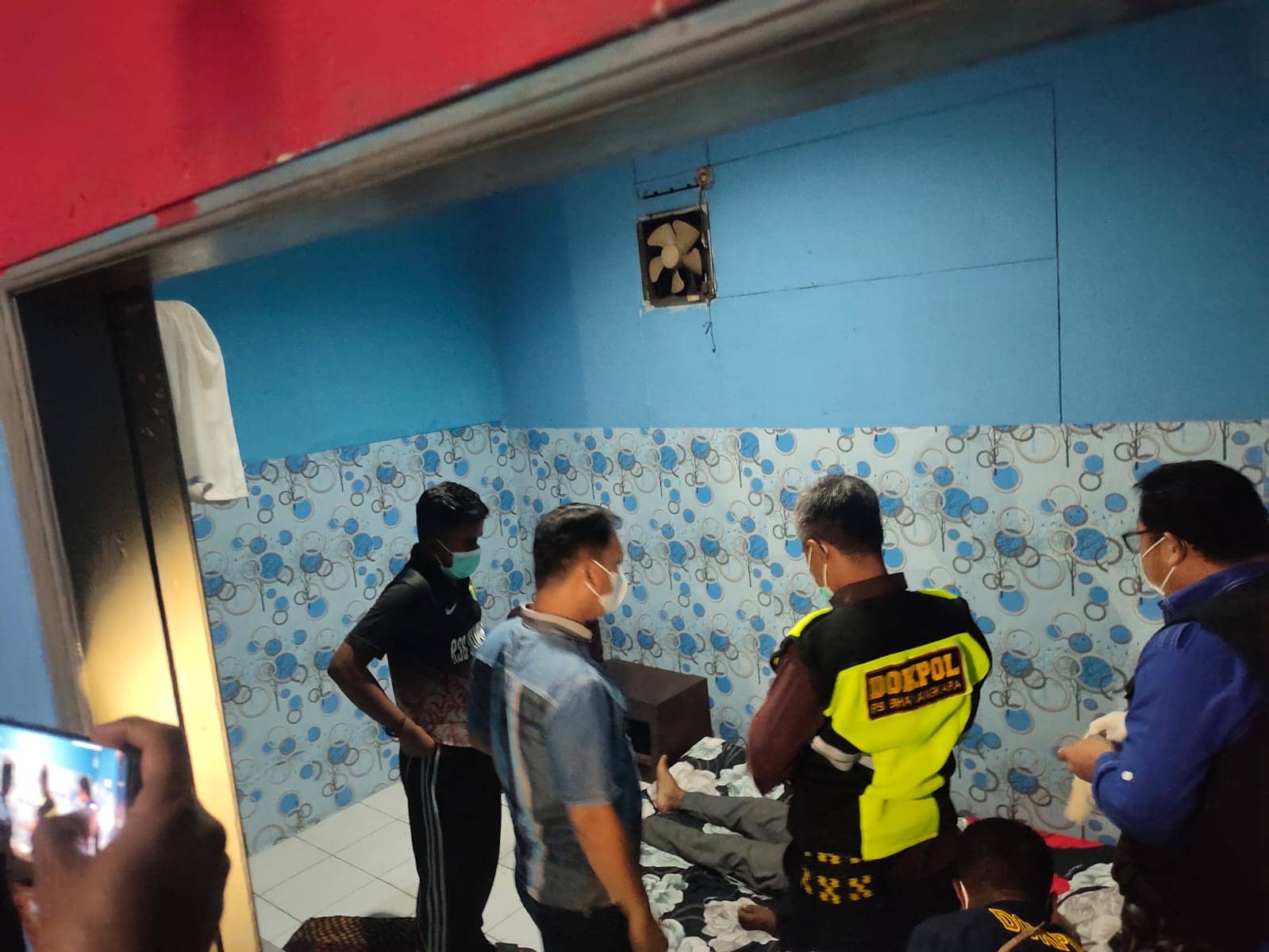 Polisi saat melakukan evakuasi jenazah