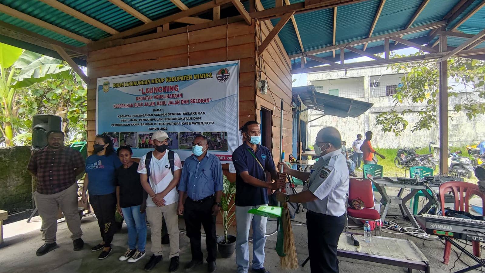 Penyerahan bantuan pemeliharaan kesehatan secara simbolis oleh Kadis DLH Mimika kepada direktur CV yang bermitra di acara launching Kegiatan Pemeliharaan Kebersihan ruas jalan, bahu jalan dan selokan 23/03/2022