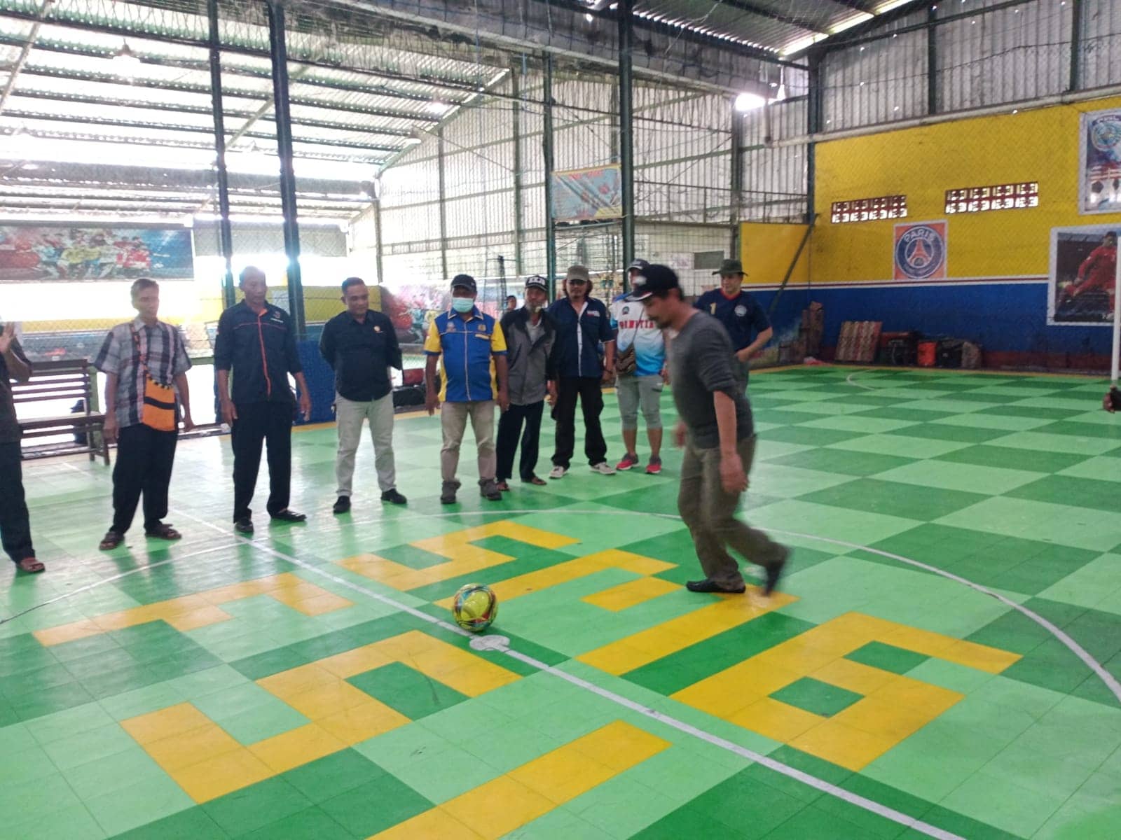 Ketua Umum KKJB Mimika, H. Syaekuri disaksikan Sekretaris Askab PSSI Mimika, Bobby Yakadewa serta para pengurus saat melakukan tendangan kick off.