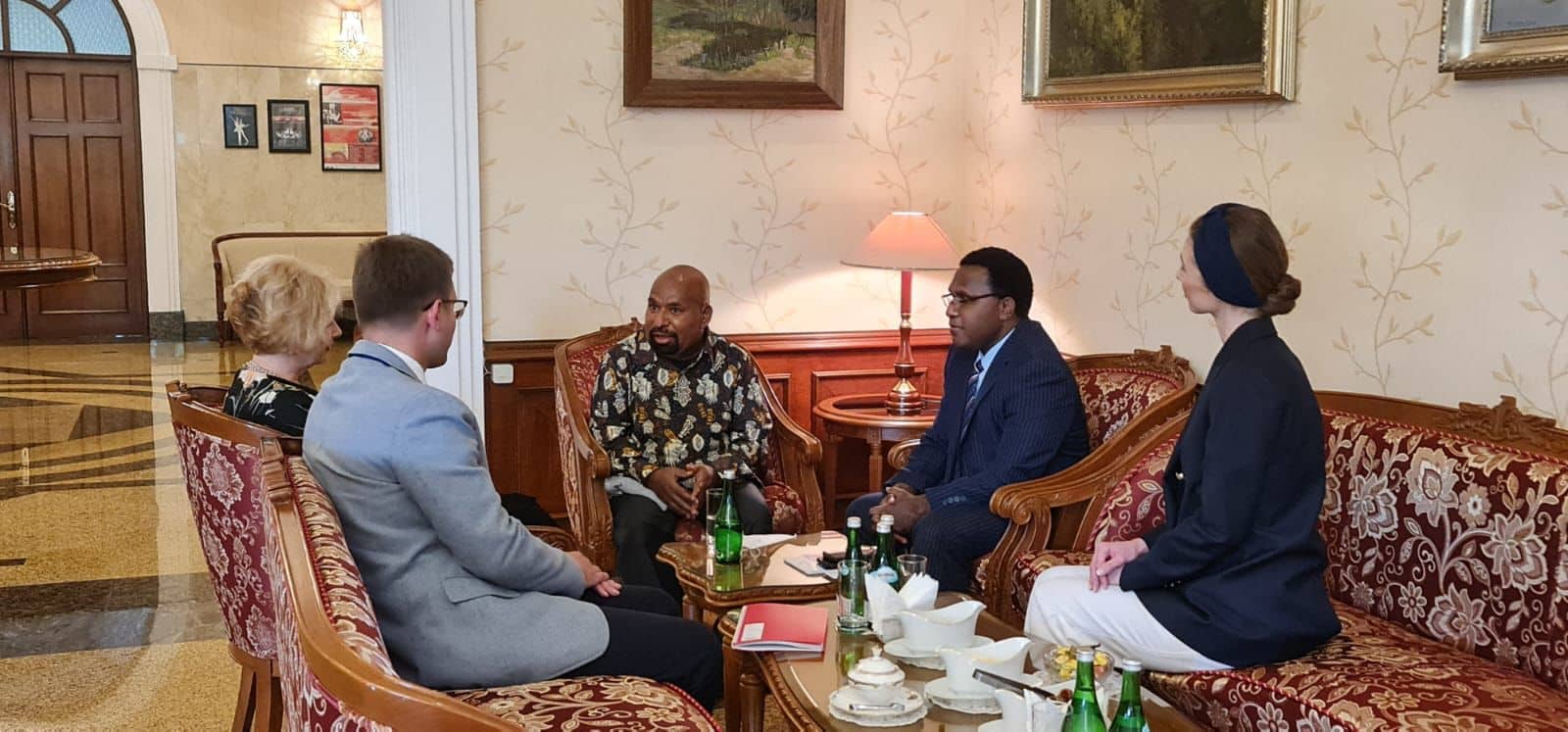 Gubernur Lukas Enembe didampingi Samuel Tabuni (CEO Papua Language Institute), Alex Kapisa (Kepala Badan Penghubung Daerah Provinsi Papua di Jakarta) saat bertemu Duta Besar Federasi Rusia Untuk Indonesia, Lyudmila Vorobyeva yang didampingi Victoria selaku Direktur Pusat Ilmu Pengetahuan dan Kebudayaan Rusia