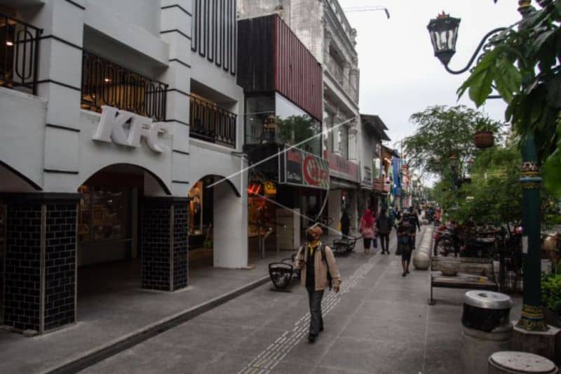 Wisatawan berada di kawasan Malioboro, Yogyakarta.