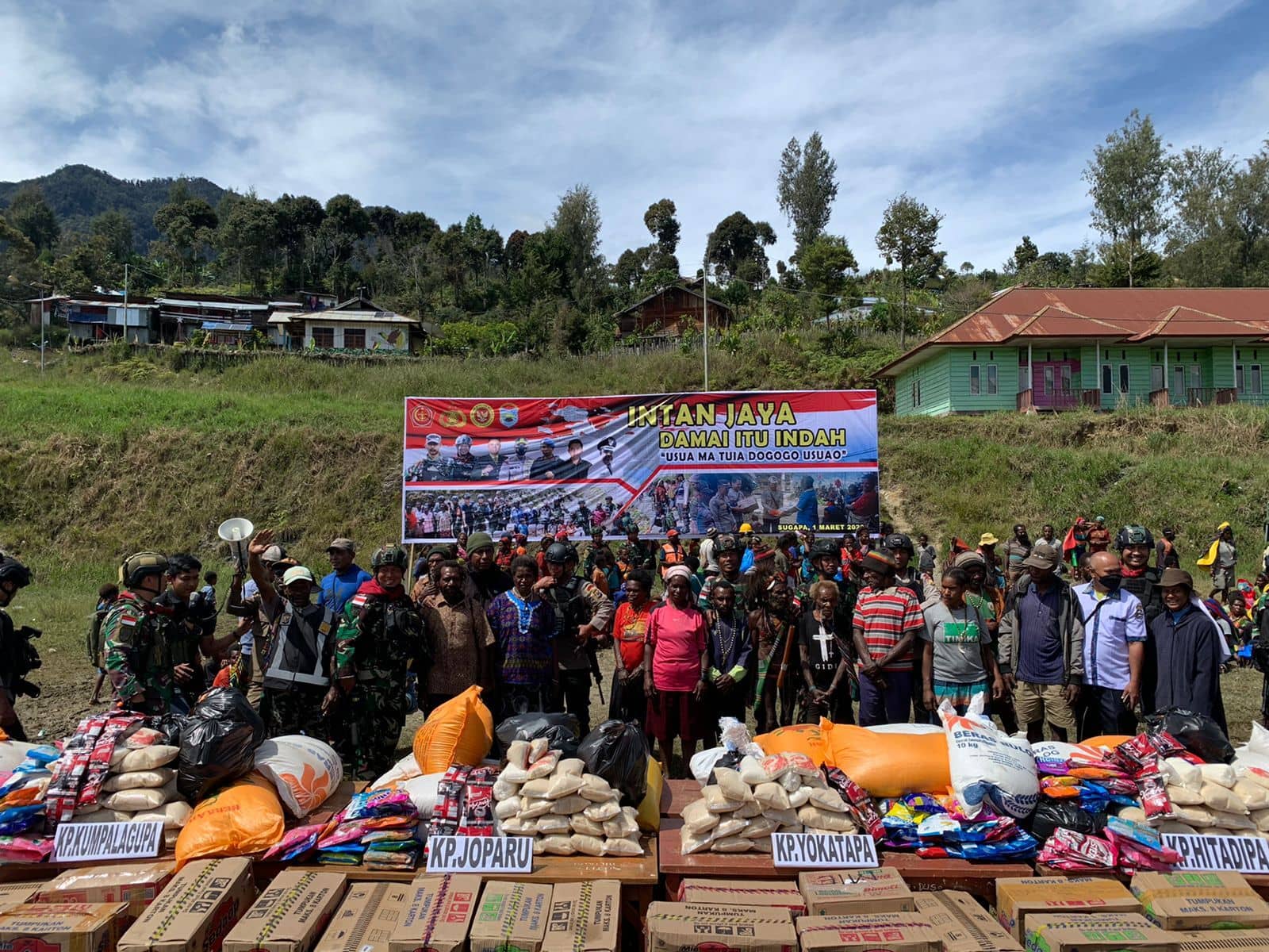 TNI-Polri bersama Pemda Kabupaten Intan Jaya saat membagikan Sembako dan layanan kesehatan.