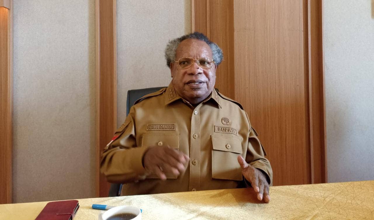 Bupati Mimika, Eltinus Omaleng