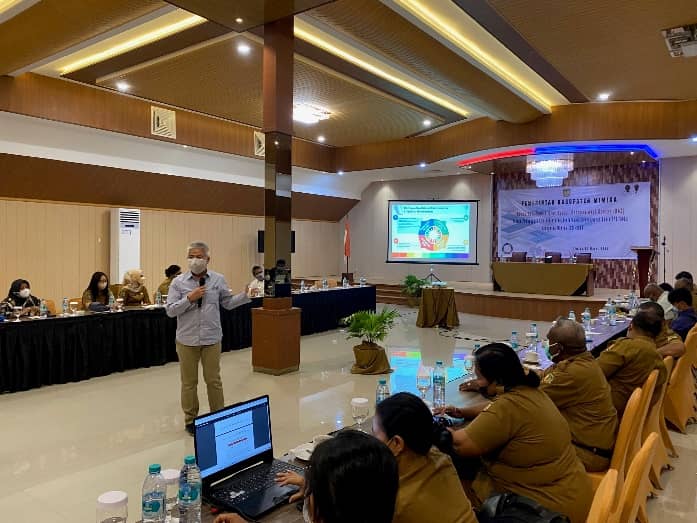 Kemal Soeriawidjaja, Co Founder Partneship-ID memberikan pemaparan pemahaman Tujuan Pembangunan Berkelanjutan kepada peserta yang hadir dalam pertemuan di Hotel Cartenz Mimika, Senin (21/3/2022).