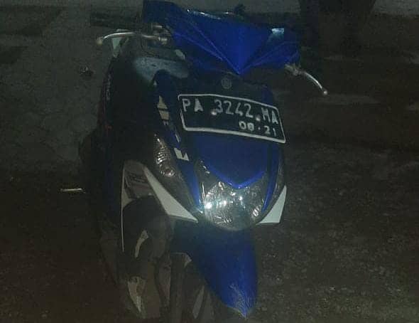 Para pelaku meninggalkan sepeda motor di TKP.