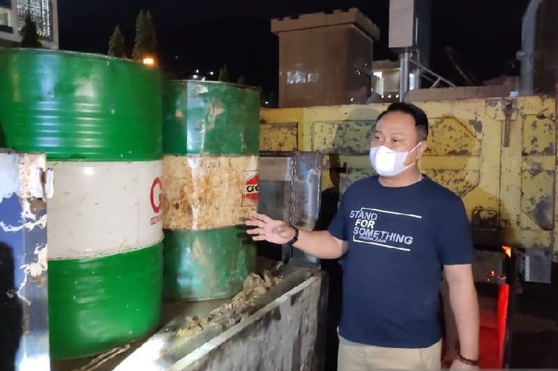 Dirkrimsus Polda Papua Kombes Rico Taruna saat melihat satu dari empat truk pengangkut BBM solar bersubsidi yang diamankan di Mapolda Papua di Jayapura, Jumat (15/4) malam