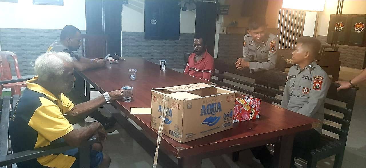 Ernius Yawa saat mempolisikam anak mantunya ke Polsek Miru.