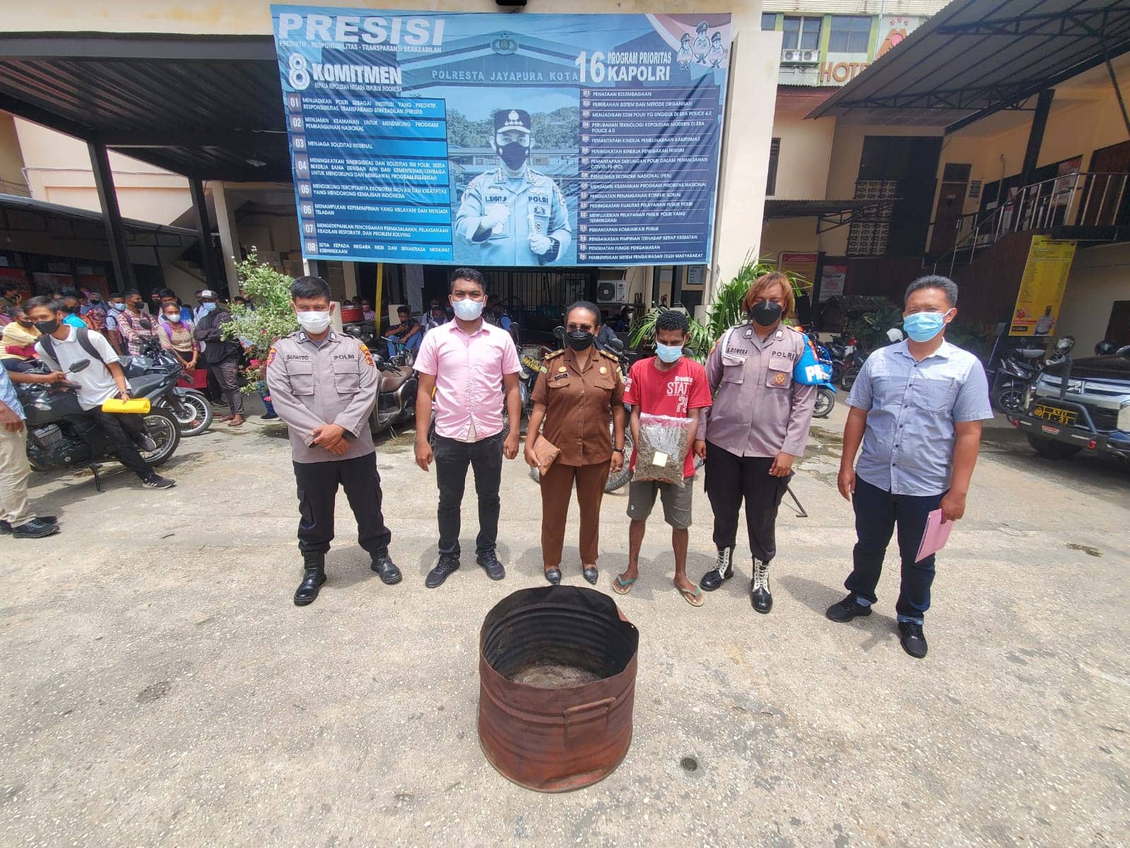 Polisi saat memusnahkan ganja