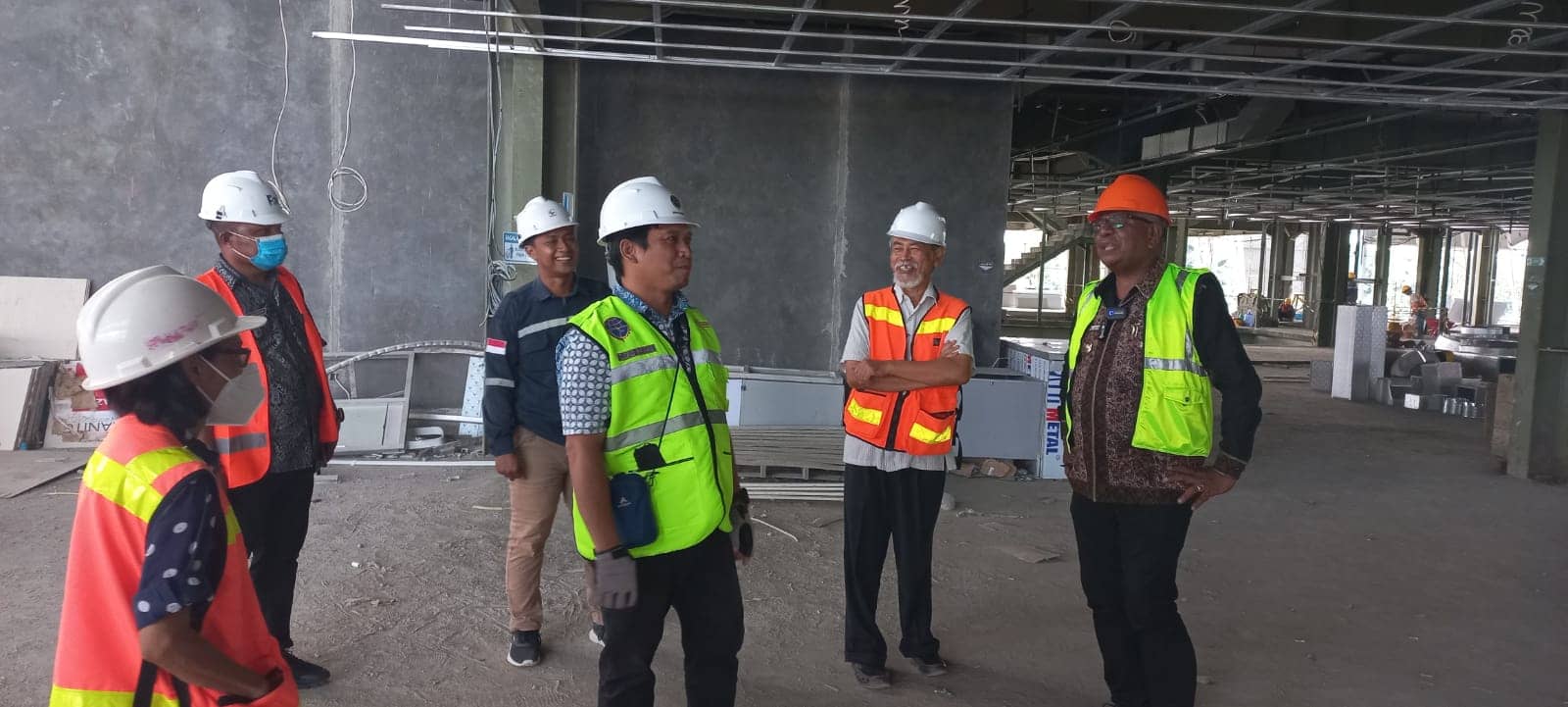 Wabup John Rettob saat memantau pembangunan Bandara Mozes Kilangin Timika.