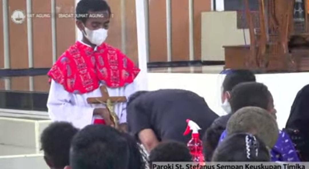 Umat Katolik Santo Stefanus Sempan Timika - Papua menghormati salib pada perayaan Jumat Agung.