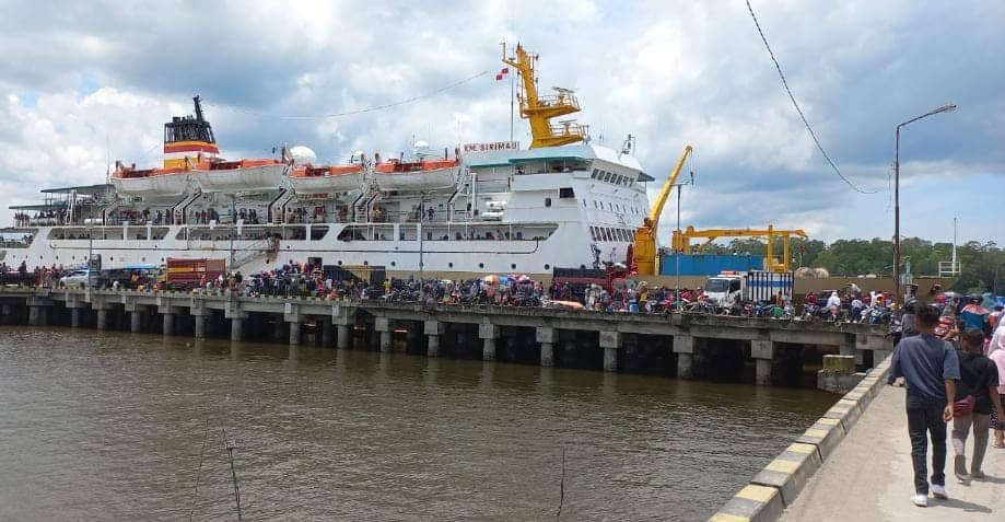 Kapal Pelni KM Sirimau saat sandar di Pelabuhan Pomako, Maret 2022 lalu.