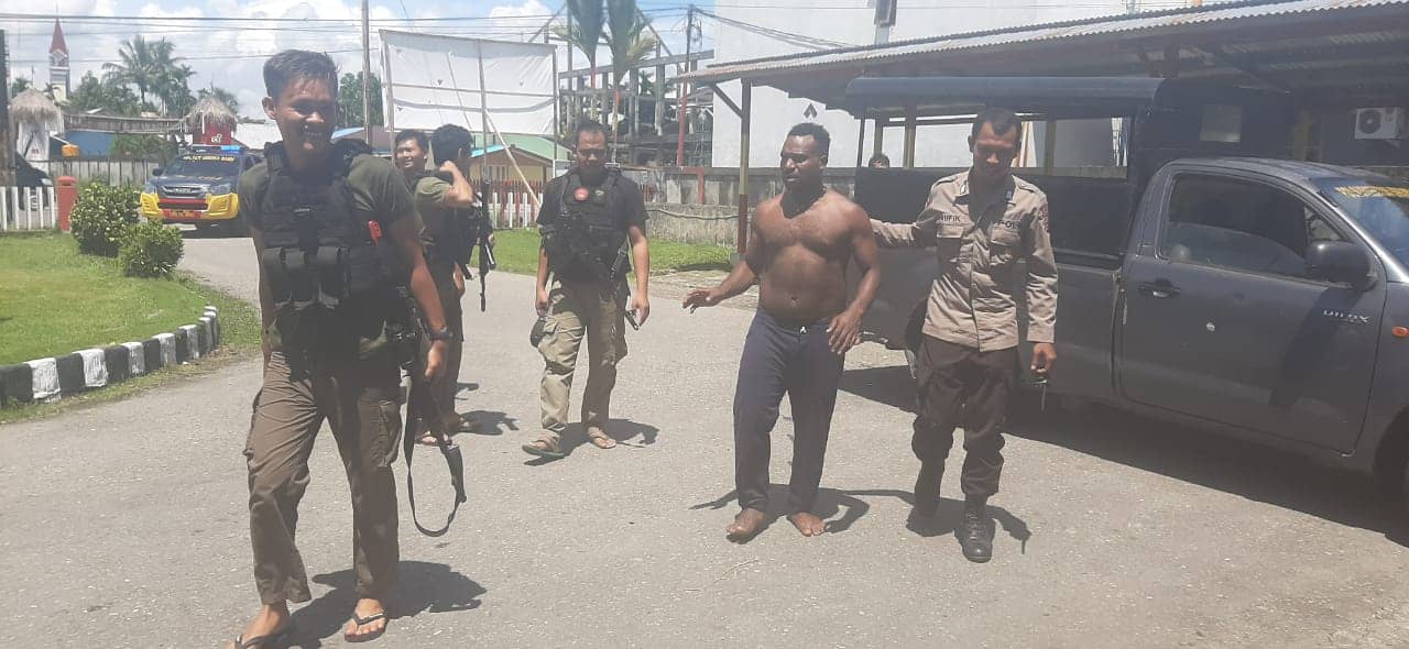 Pelaku saat diamankan di Polsek Mimika Baru.