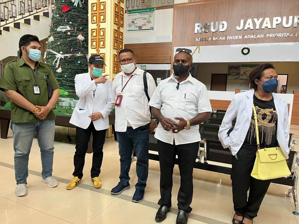 Direktur Rumah Sakit Umum Daerah Jayapura, dr. Anton Mote bersama dokter saat memberikan keterangan