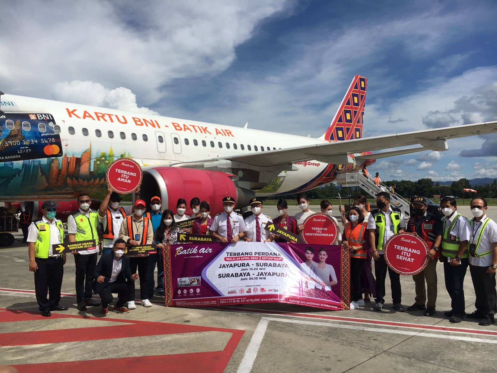 pesawat batik air saat tiba di Bandara Sentani
