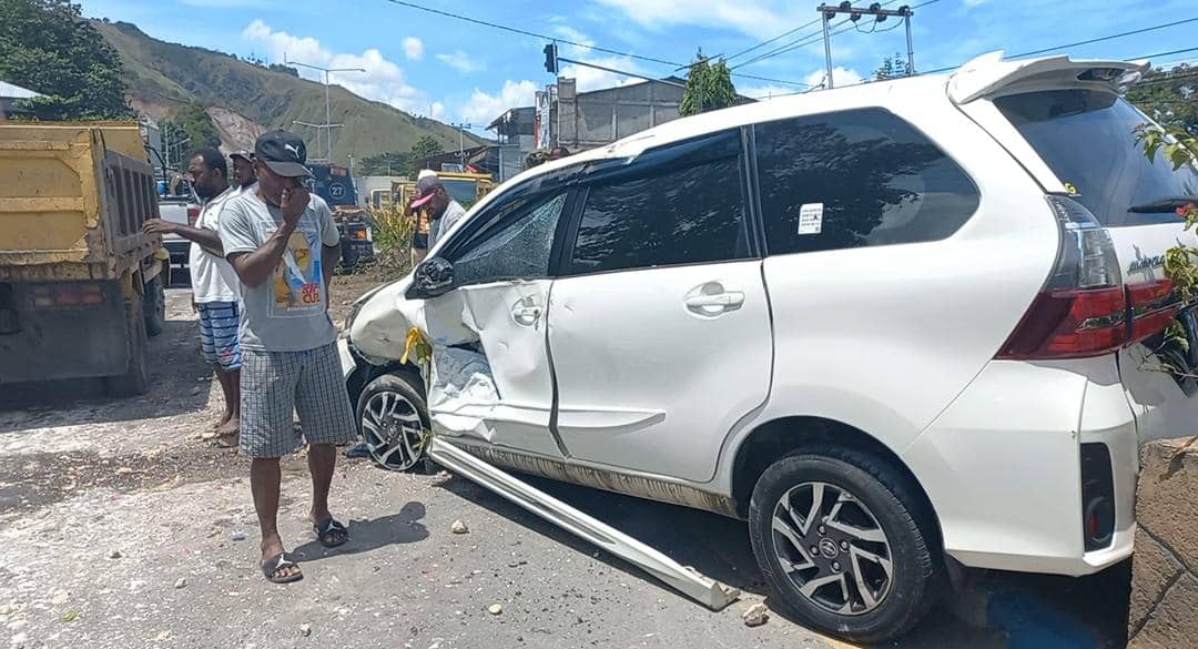 Kondisi Mobil setelah menambrak pembatas jalan