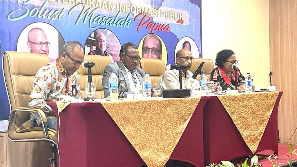 Keterangan foto : tengah Ketua Komisi Informasi Provinsi Papua, Wilhelmus Pigai, Paskalis Kossai S.Pd ,MM (narasumber) Tokoh Masyarakat, Joel B Agaki Wanda, Ketua Bidang Advokasi, Sosialisasi, Edukasi KI Papua (Narasumber) dan Andriani Waly, Wakil Ketua KI Papua ( moderator)