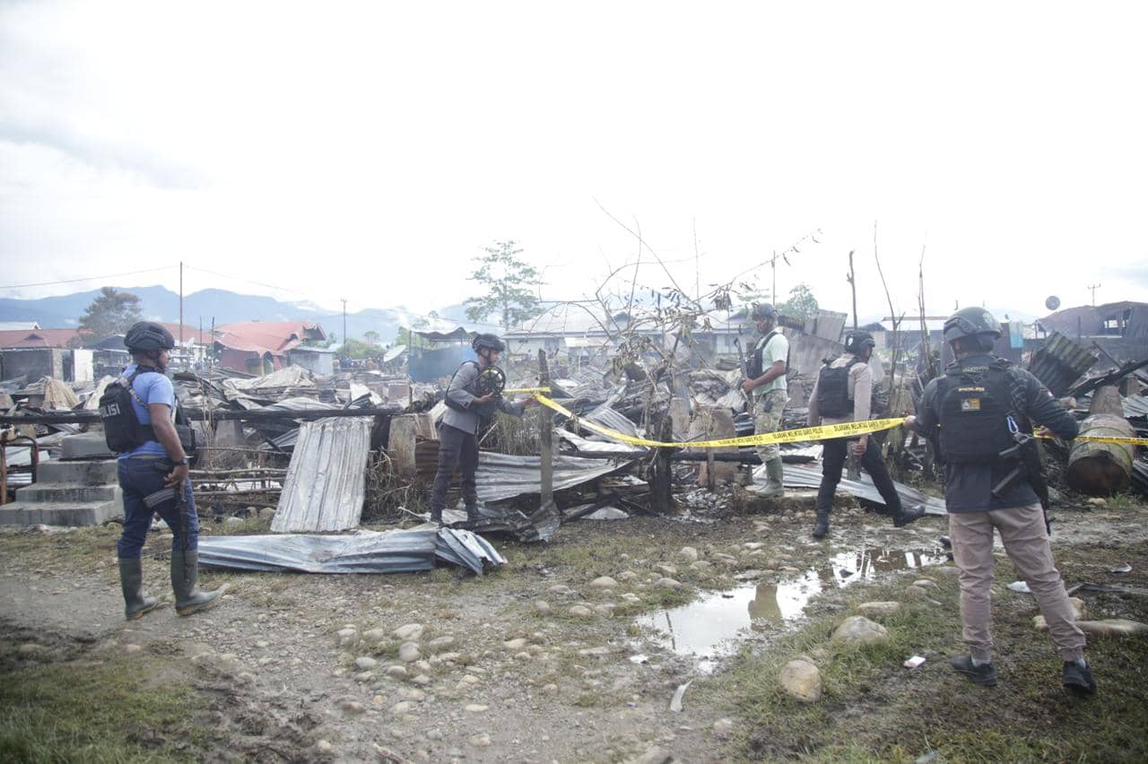 sejumlah bangunan barak PNS yang terbakar