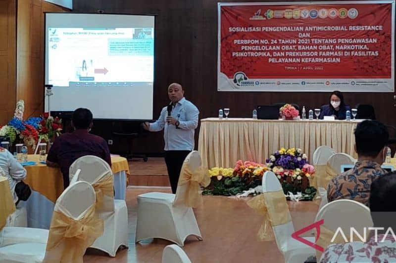 Kepala BBPOM Jayapura Mojaza Sirait memberikan sosialisasi pencegahan resistensi antimikroba kepada para pemilik dan pengelola apotek di Timika
