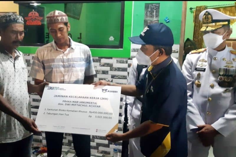 Asabri menyerahkan santunan kepada ahli waris prajurit TNI Praka Marinir Anumerta Dwi Miftachul Achyar yang gugur dalam baku tembak dengan kelompok sipil bersenjata (KSB) di Kabupaten Nduga, Papua.