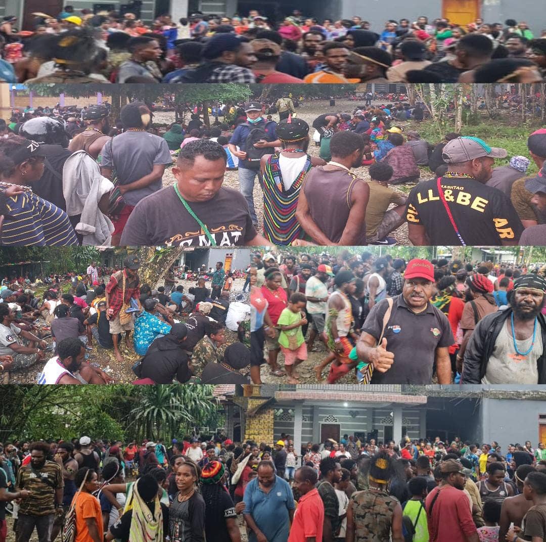 Massa menggelar bakar batu di Jalan Baru Timika Papua