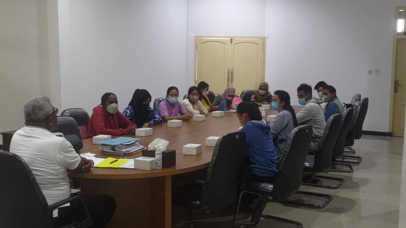 Para honorer menyampaikan keluh kesah kepada Wakil Bupati, Johannes Rettob.