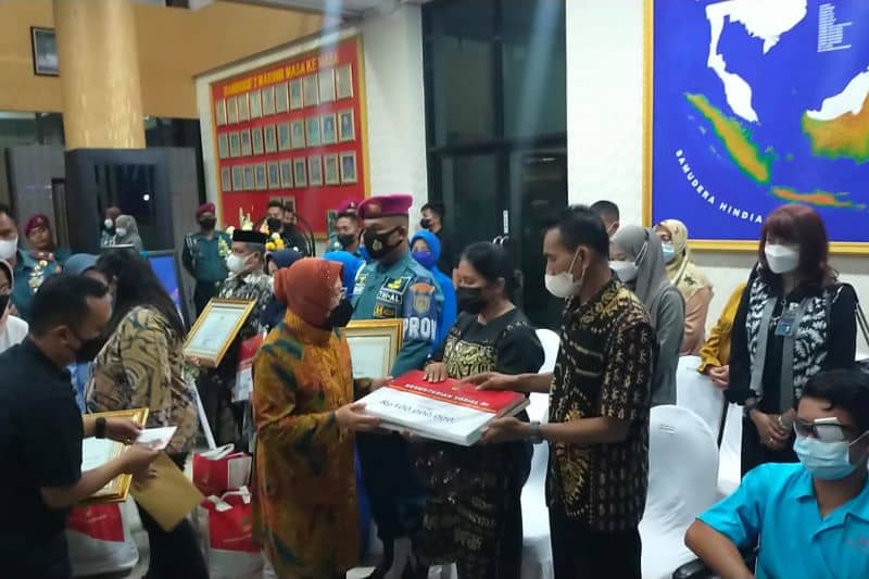 Mensos Tri Rismaharini menyerahkan santunan kepada keluarga korban penyerangan KKB Papua di di Mako Brigif 2 Marinir d Sidoarjo, Jawa Timur, Kamis malam.
