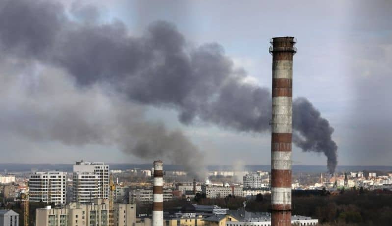 Asap mengepul setelah serangan militer saat invasi Rusia ke Ukraina berlanjut, di Lviv, Ukraina, 18 April 2022.