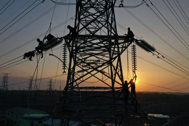 Pekerja melakukan pemasangan instalasi kelistrikan