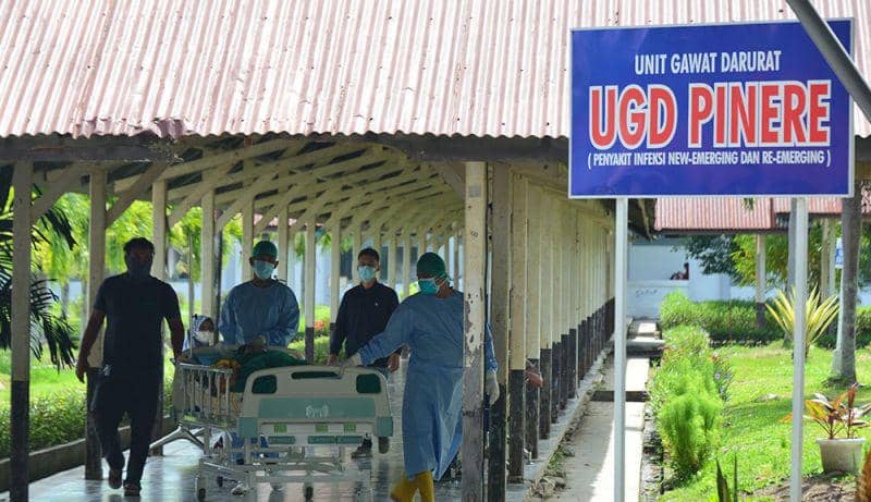 Tenaga medis membawa pasien