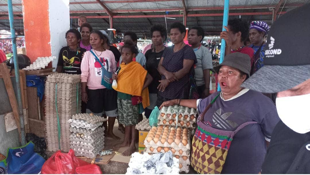 Mama-mama Pedagang Pasar Sentral mengeluh kepada Wakil Bupati Mimika, Johannes Rettob bahwa dagangan mereka sepi sejak kebijakan satu arah diberlakukan.