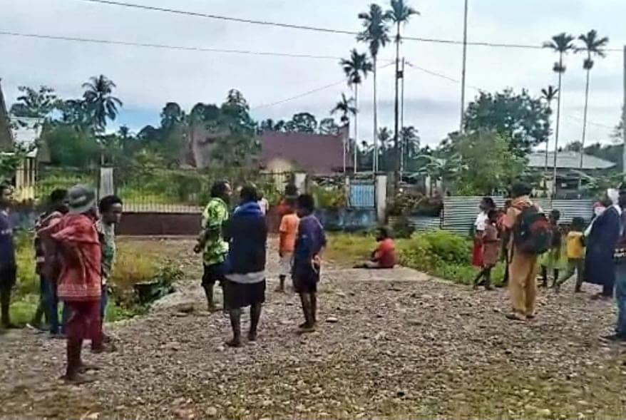 Orang tua memalang SD YPPK di Aramsolki.