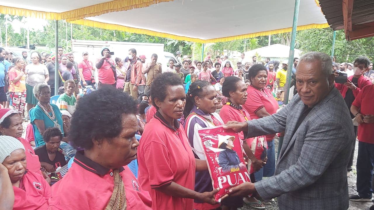 Anggota DPR RI, Komarudin Fatubun saat membagikan bantuan beras di Kwamki Narama.