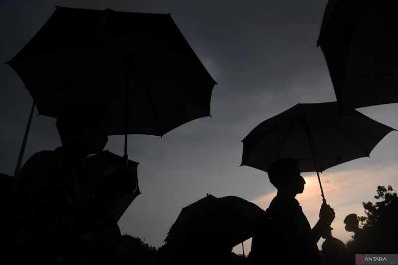 Aktivis Jaringan Solidaritas Korban untuk Keadilan (JSKK) dan mahasiswa mengikuti Aksi Kamisan ke-728 di depan Istana Merdeka, Jakarta, Kamis (19/5/2022)