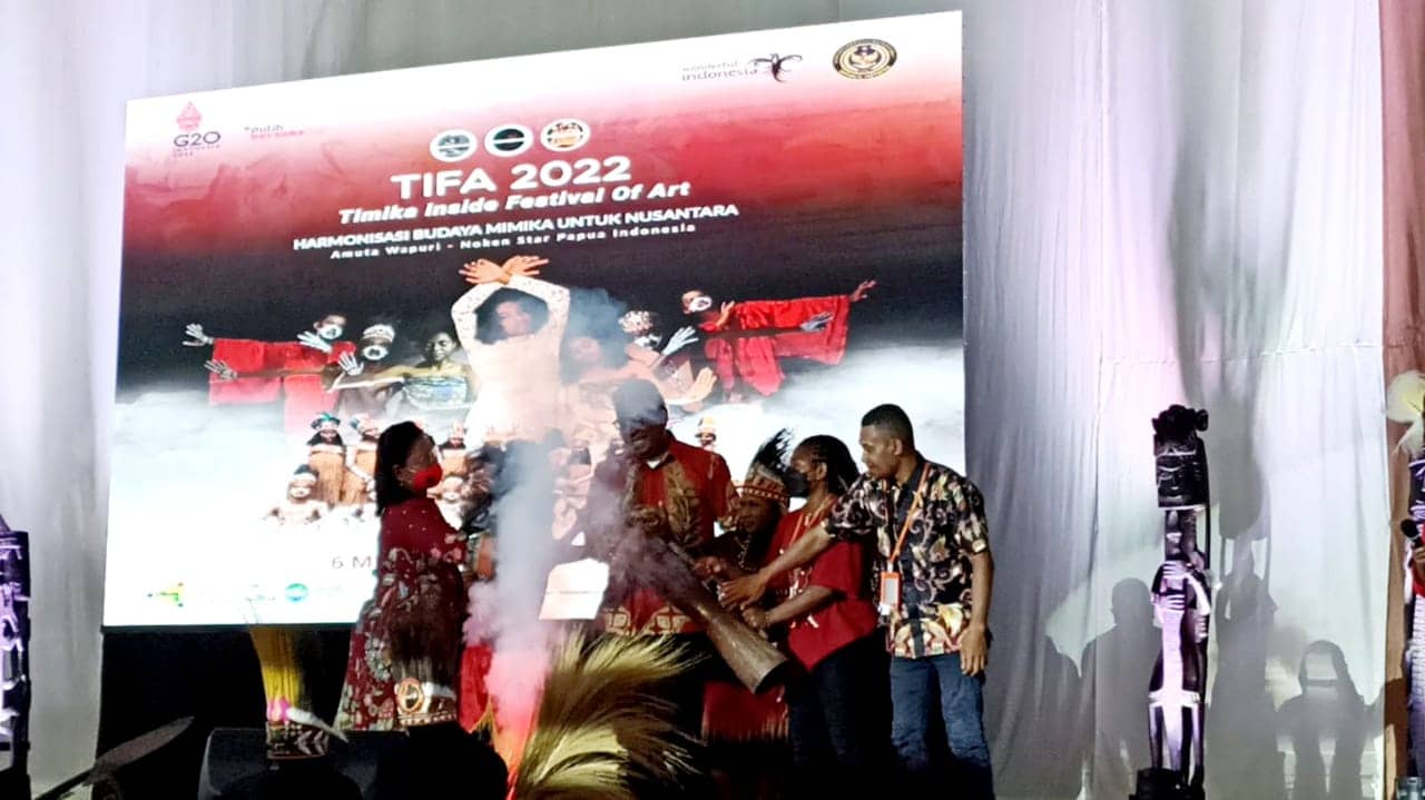 Wabup Mimika Johannes Rettob memukul tifa menandai pembukaan festival.